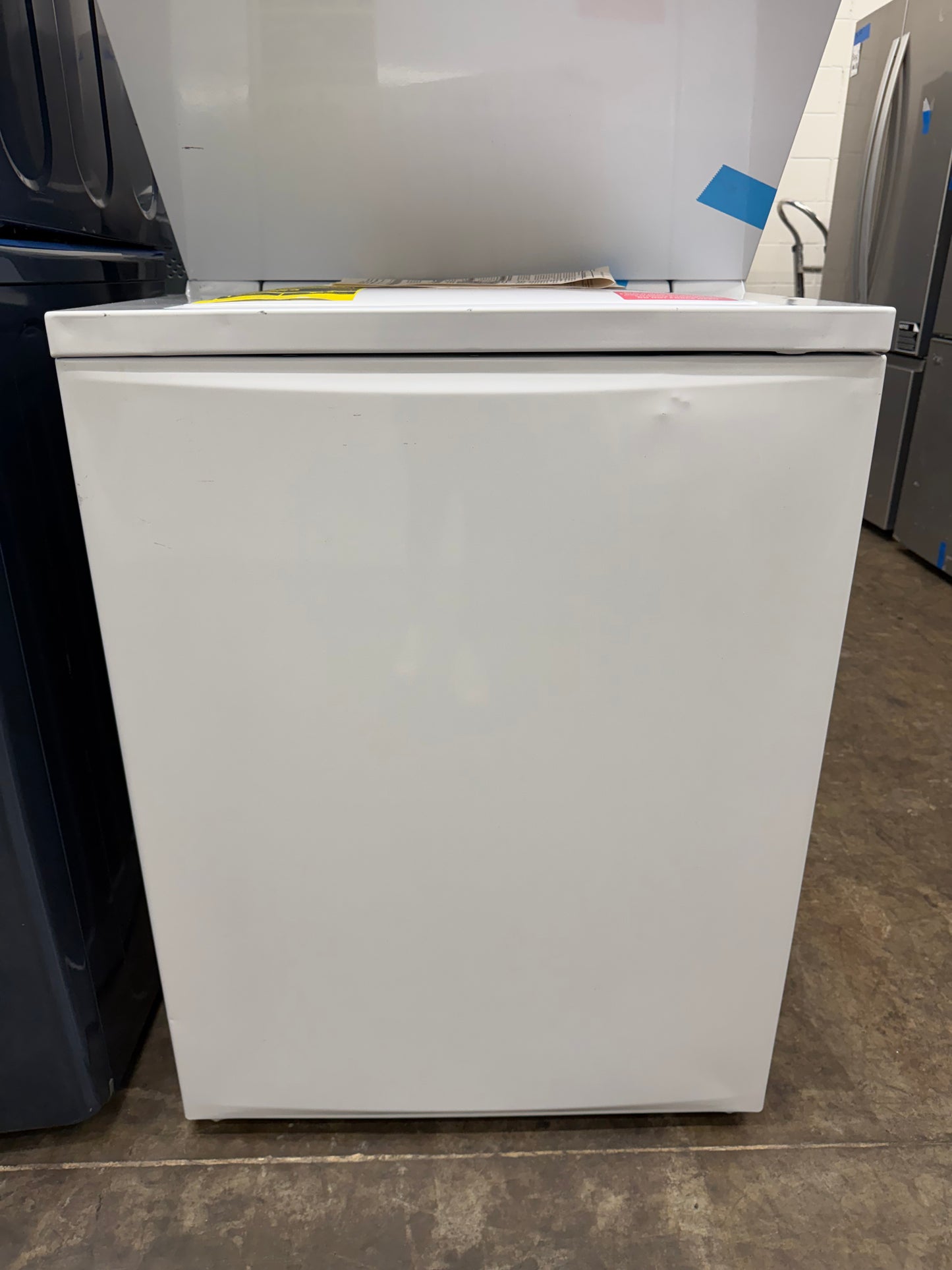 Frigidaire  FLCE7522AW
27 Inch Electric Laundry Center with 3.9 Cu. Ft. Washer Capacity, 10 Wash Cycles, 5.6 cu. ft. Dryer Capacity, 6 Dry Cycles, MaxFill Option, 4 Timed Dryer Cycles, and End-of-Cycle Signal