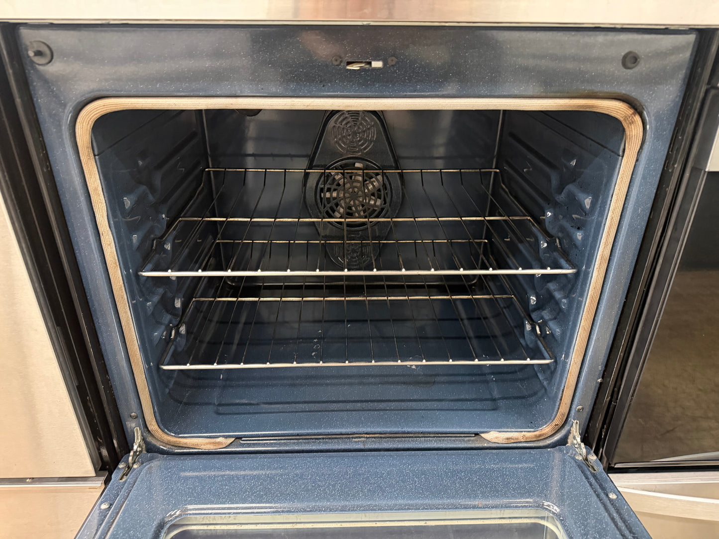 Samsung NE59M4320SS/AA – 5.9 Cu. Ft. Freestanding Electric Range with Convection