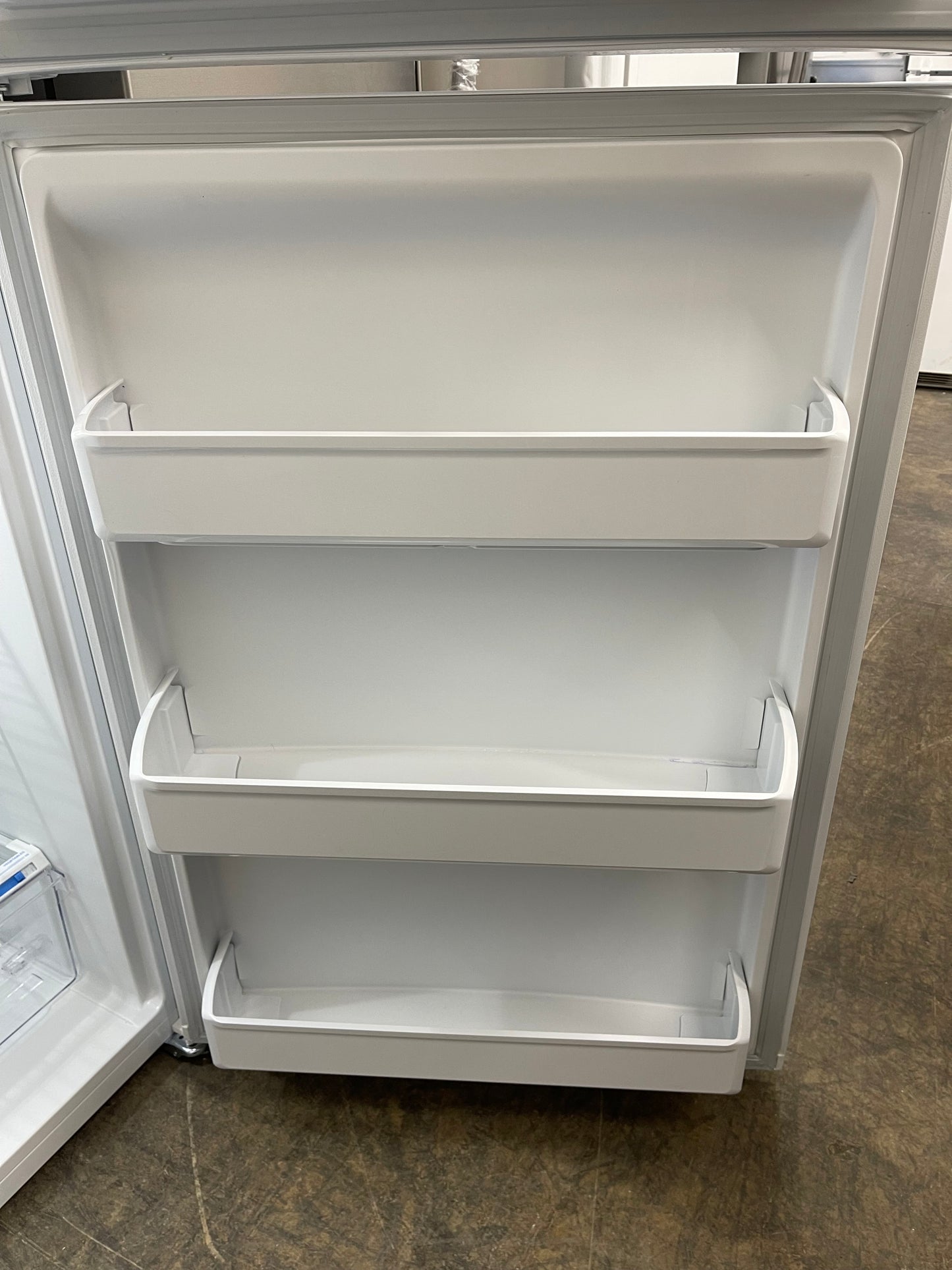 Frigidaire  FFTR1814WW
30 Inch Top Freezer Refrigerator with 18.3 Cu. Ft. Total Capacity, EvenTemp Cooling, Adjustable Shelves, Humidity-Controlled Crispers, Gallon Door Bins, LED Lighting, Ice Maker Ready, and ADA Compliant: White