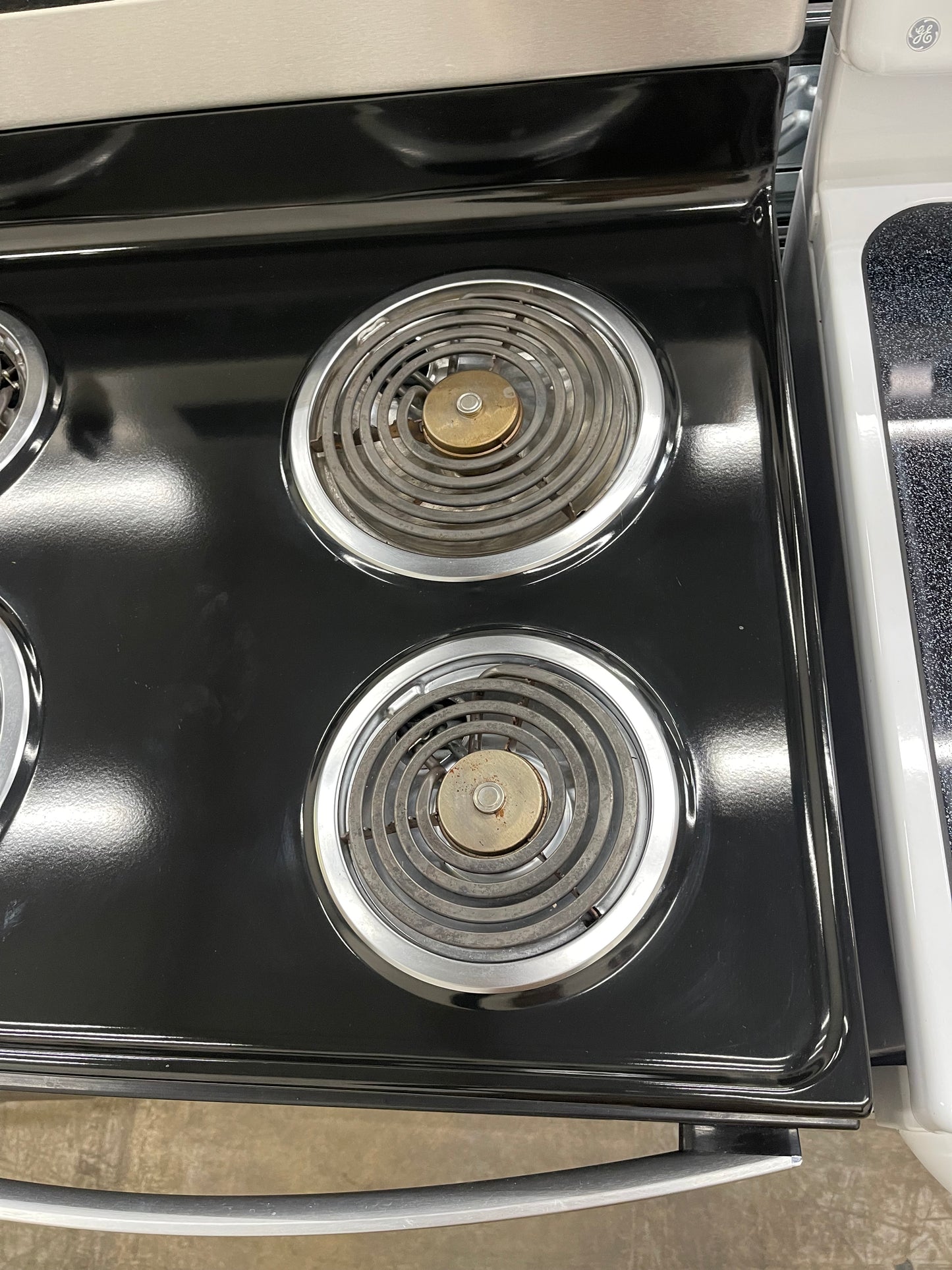 Whirlpool 30-in 4 burners 4.8-cu ft Freestanding Electric Range ( Stainless Steel )
Model #WFC150M0JS