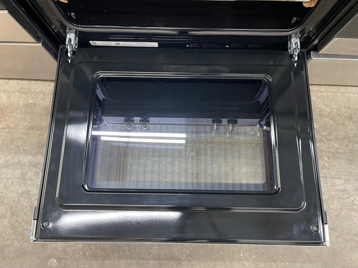 Frigidaire  FCRE3062AS
30 Inch Freestanding Electric Range with 5 Elements, 5.3 cu. ft. Capacity