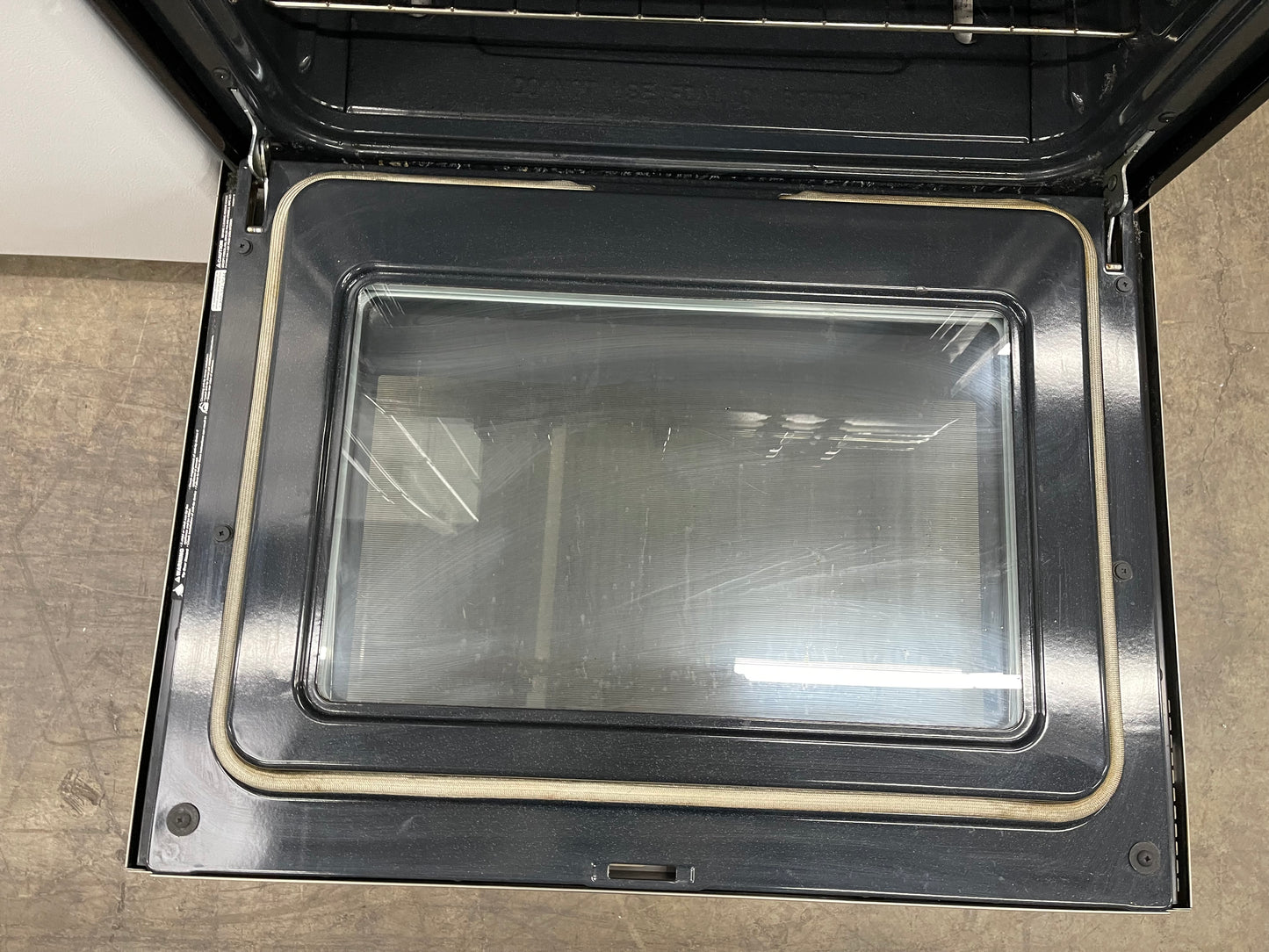 Overview
The Frigidaire FCRG305LAF is a 30-in freestanding gas range with five burners and a 5.0 cu ft capacity oven. It has a stainless steel exterior and a storage drawer. The cooktop features five sealed gas burners, including a 16,000 BTU Quick Boil B