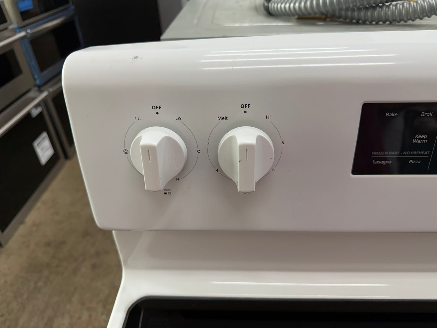 Whirlpool WFE320M0JW3 30” Freestanding Electric Range