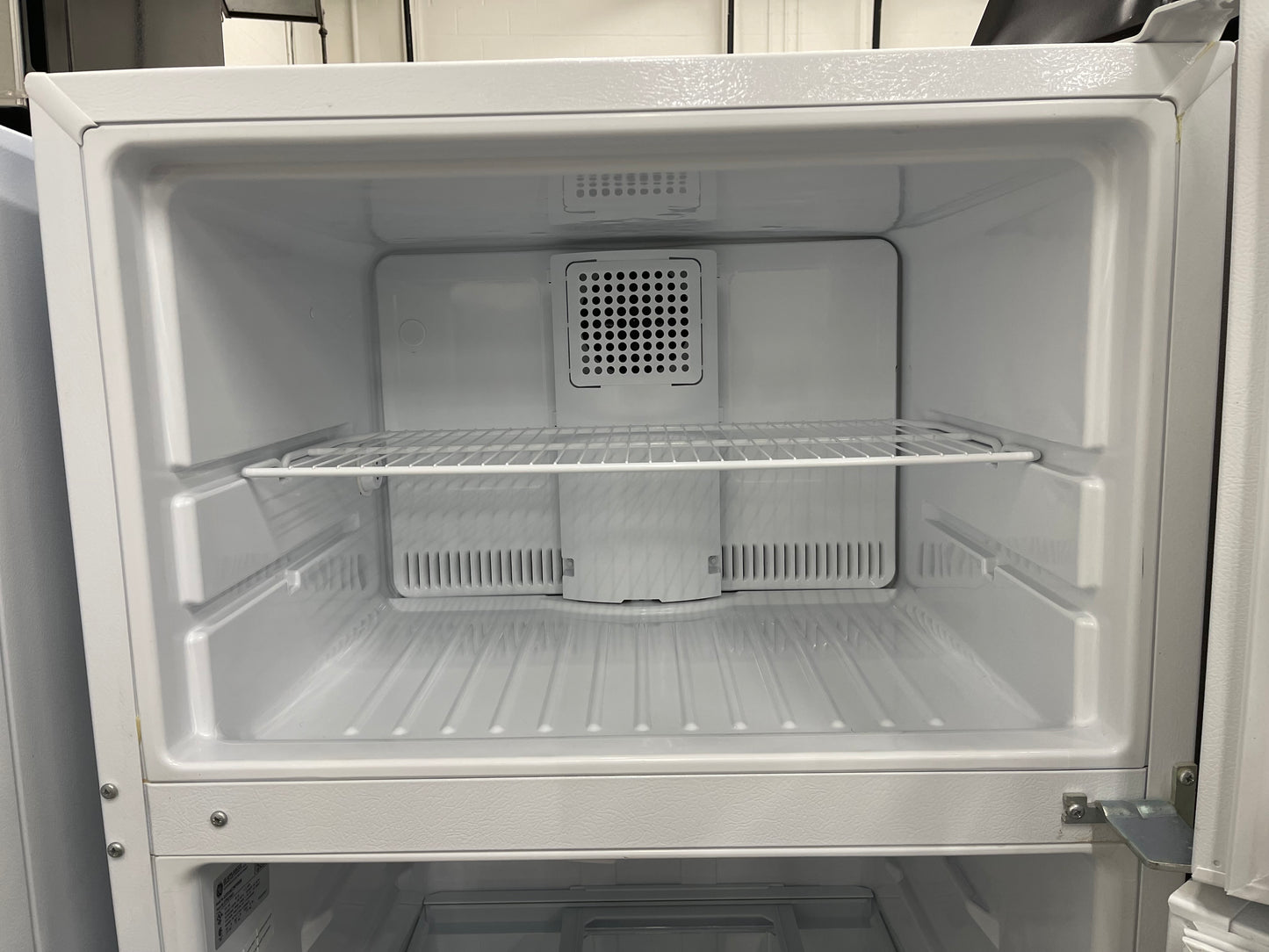 GE  GTS18GTNRWW
28 Inch Top Freezer Refrigerator with 17.5 Cu. Ft. Total Capacity, Adjustable Edge to Edge Glass Shelves, Sliding Deli Drawer, LED Lighting, Spillproof Freezer Floor, Gallon Door Storage, and Sabbath Mode: White