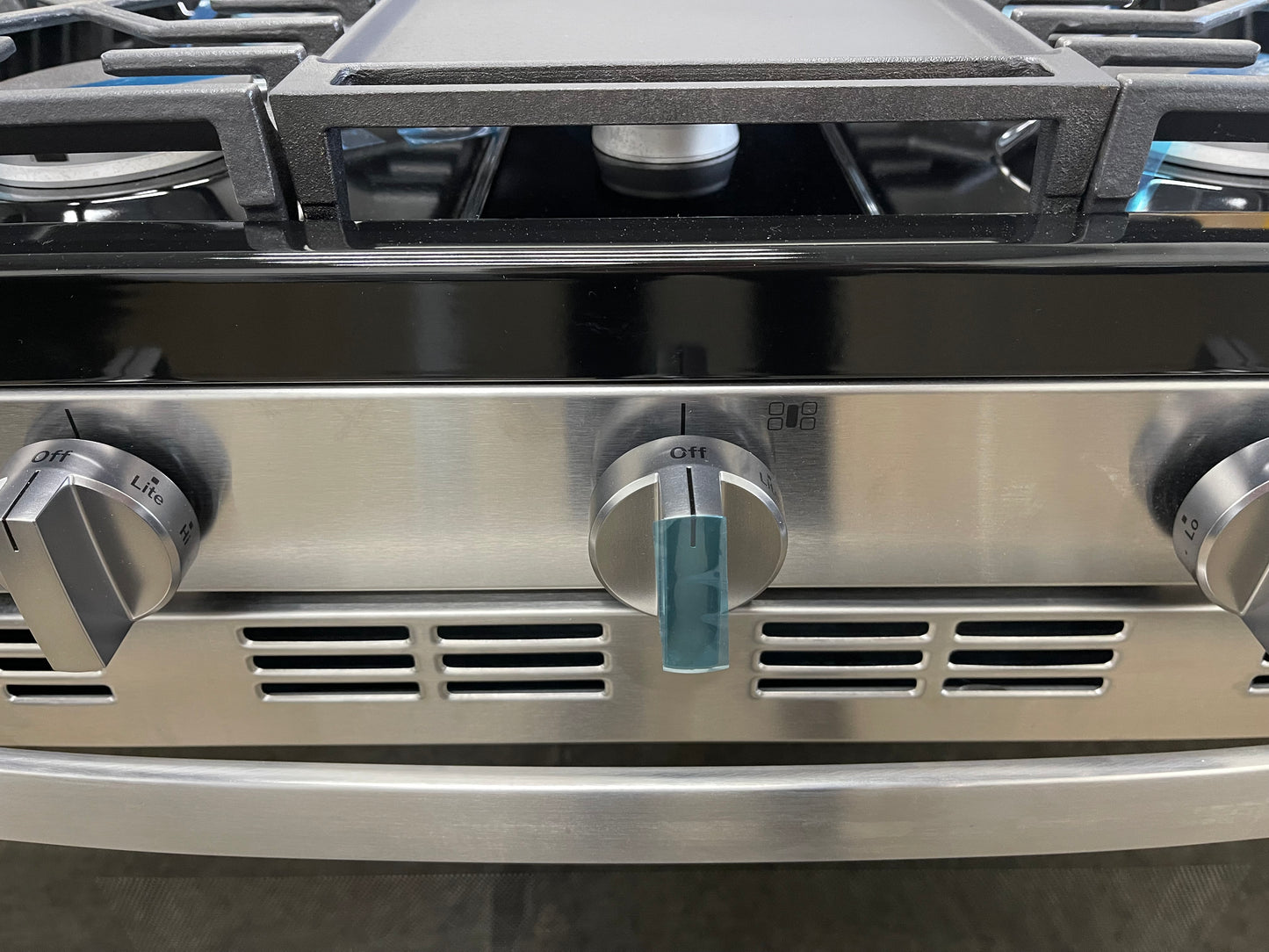 GE  GGF600AVSS
30 Inch Freestanding Gas Smart Range with 5 Sealed Burners, 5.3 cu. ft. Convection Oven, Power Boil Burner, Griddle, Storage Drawer, WiFi, Enhanced Shabbos Mode Built In, and Steam Clean: Stainless Steel