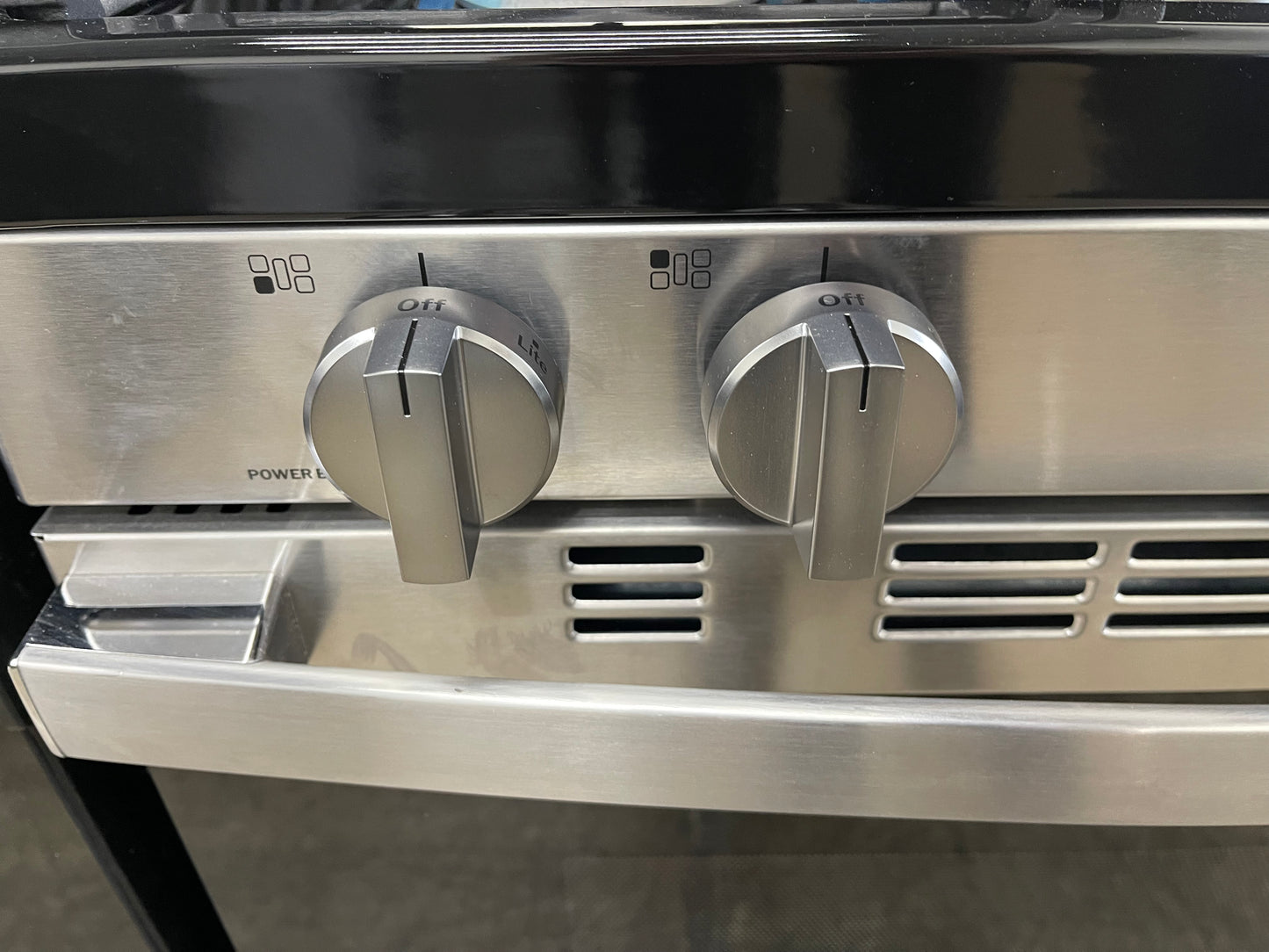 GE  GGF600AVSS
30 Inch Freestanding Gas Smart Range with 5 Sealed Burners, 5.3 cu. ft. Convection Oven, Power Boil Burner, Griddle, Storage Drawer, WiFi, Enhanced Shabbos Mode Built In, and Steam Clean: Stainless Steel