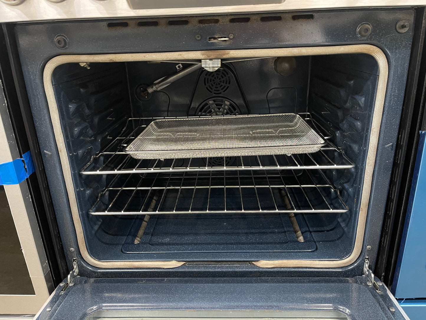 Samsung  NX58H9500WS
30 Inch Slide-In Gas Range with 5.8 cu. ft. True Convection Oven, Reversible Griddle, Self-Clean, Temperature Probe, Guiding Light Controls, 5 Sealed Burners, 18,000 BTU Center Burner, and Warming Drawer: Stainless Steel