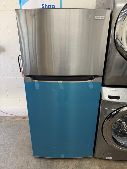 Frigidaire 30 in. 20 cu. ft. Garage Ready Top Freezer Refrigerator  Model: FFTR2045V