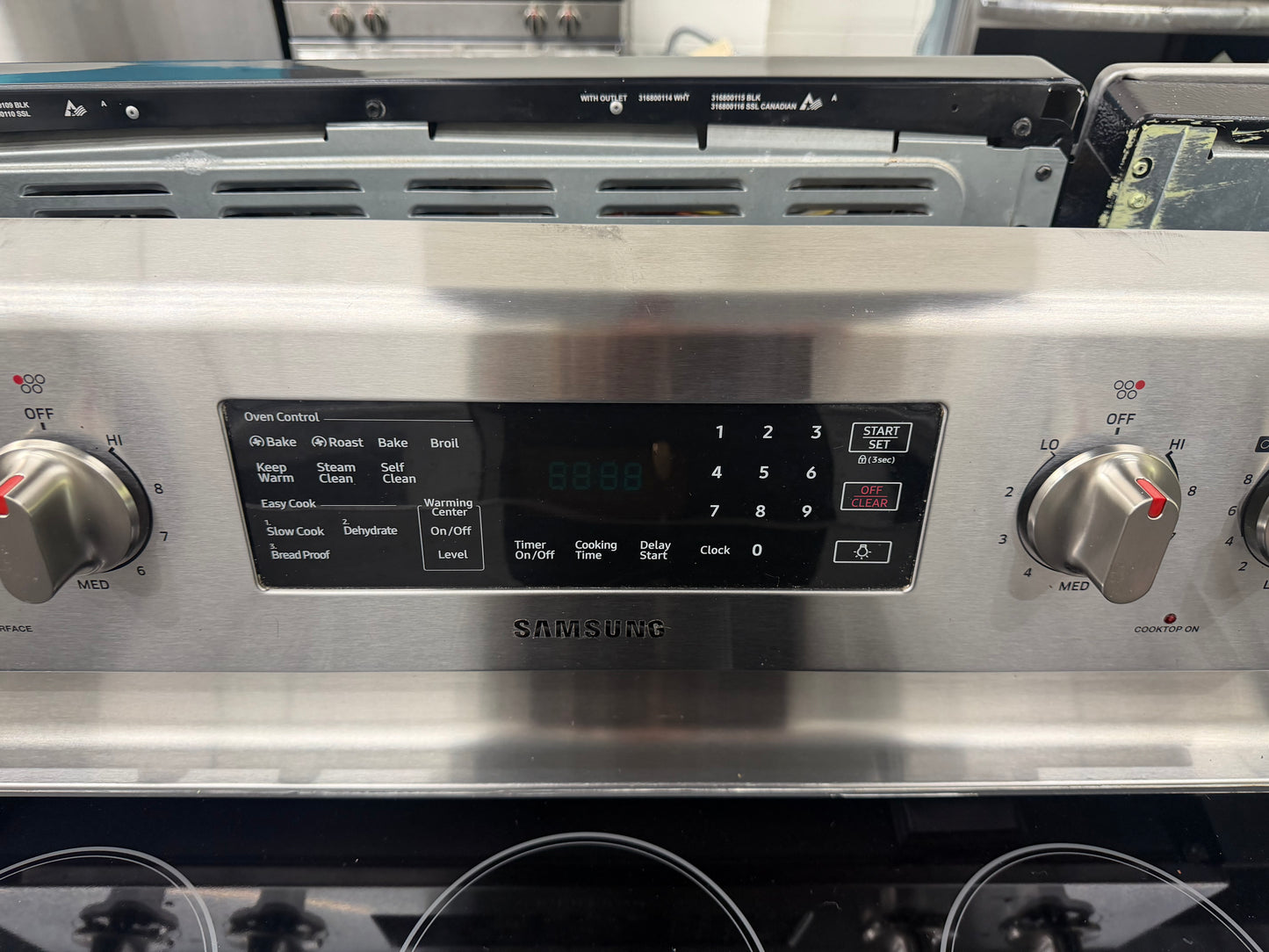 Samsung NE59M4320SS/AA – 5.9 Cu. Ft. Freestanding Electric Range with Convection