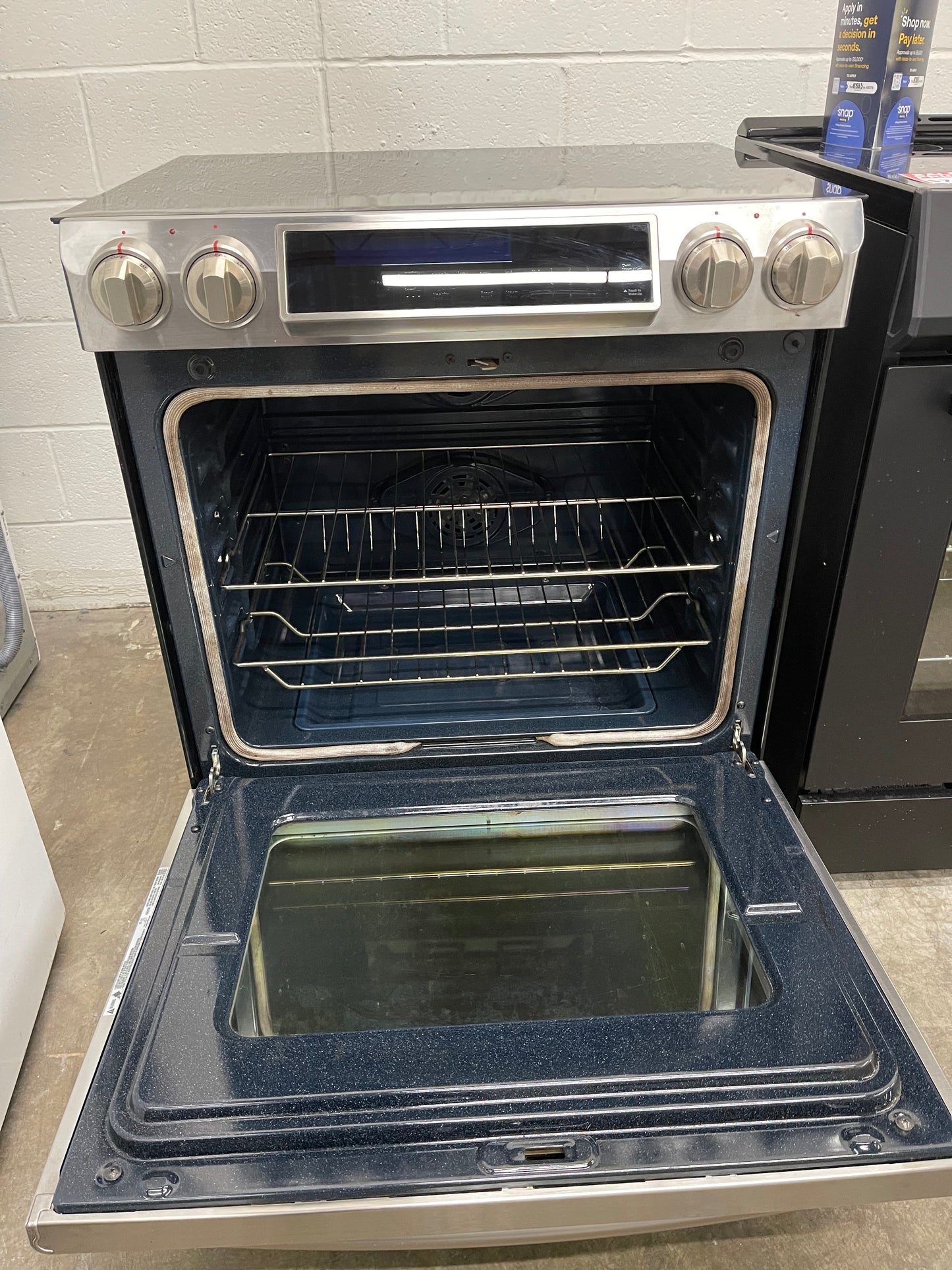 Samsung  NE58F9500SS
30 Inch Slide-In Electric Range with 5 Radiant Elements, 5.8 cu. ft. Oven Capacity, Dual Convection Cooking, Self Clean with Steam and Temperature Probe