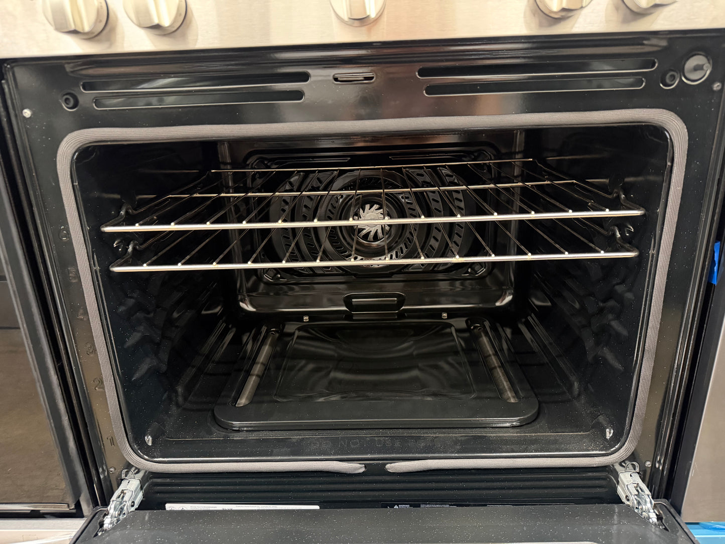 Frigidaire 30-in 5 Burners 5.1-cu ft Air Fry Convection Oven Freestanding Gas Range in Stainless Steel-Model #FCRG3083AS