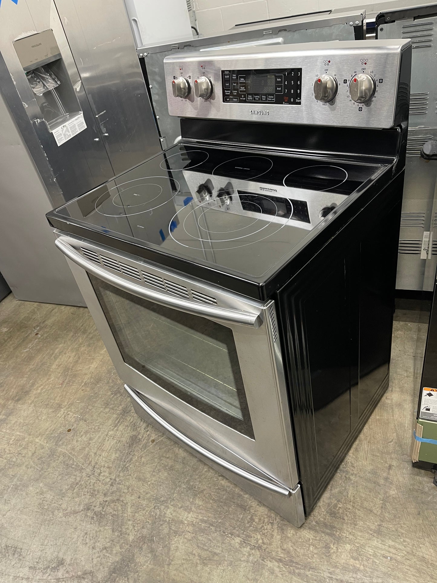 Samsung  FTQ387LWGX
30 Inch Freestanding Electric Range with 5 Cooktop Elements, 5.9 cu. ft. Convention Oven, Steam and Self Clean, Warming Drawer and Sabbath Mode