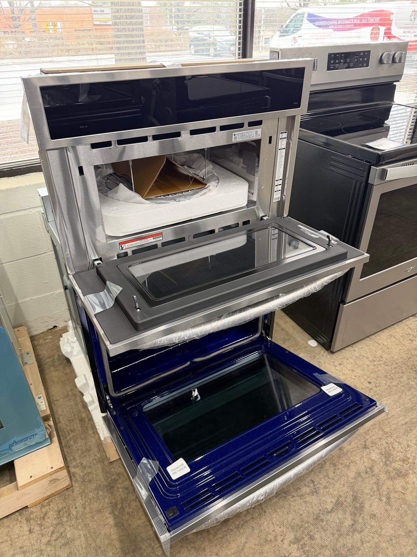 LG  WCEP6427F
30 Inch Built-In Smart Combination Wall Oven with 6.4 cu. ft. Total Capacity, True Convection Oven, Air Fry, Steam Sous Vide, ThinQ Technology, Wi-Fi Enabled, InstaView Window, Backlit SmoothTouch® Glass Controls, EasyClean, Infrared Heat