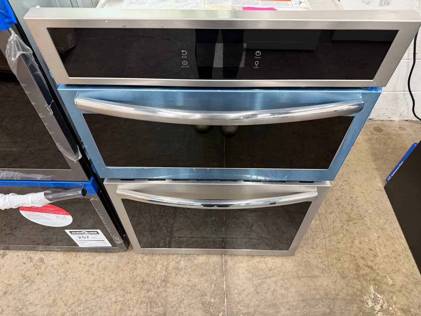 Frigidaire  GCWS2767AF
27 Inch Single Electric Wall Oven with Air Fry, 3.8 Cu.Ft. Capacity, Total Convection, Self Clean, Touch Screen Control Panel, No Pre Heat, Steam Bake, Temperature Probe, Glide Rack, Air Sous Vide, Control Lock, Sabbath Mode