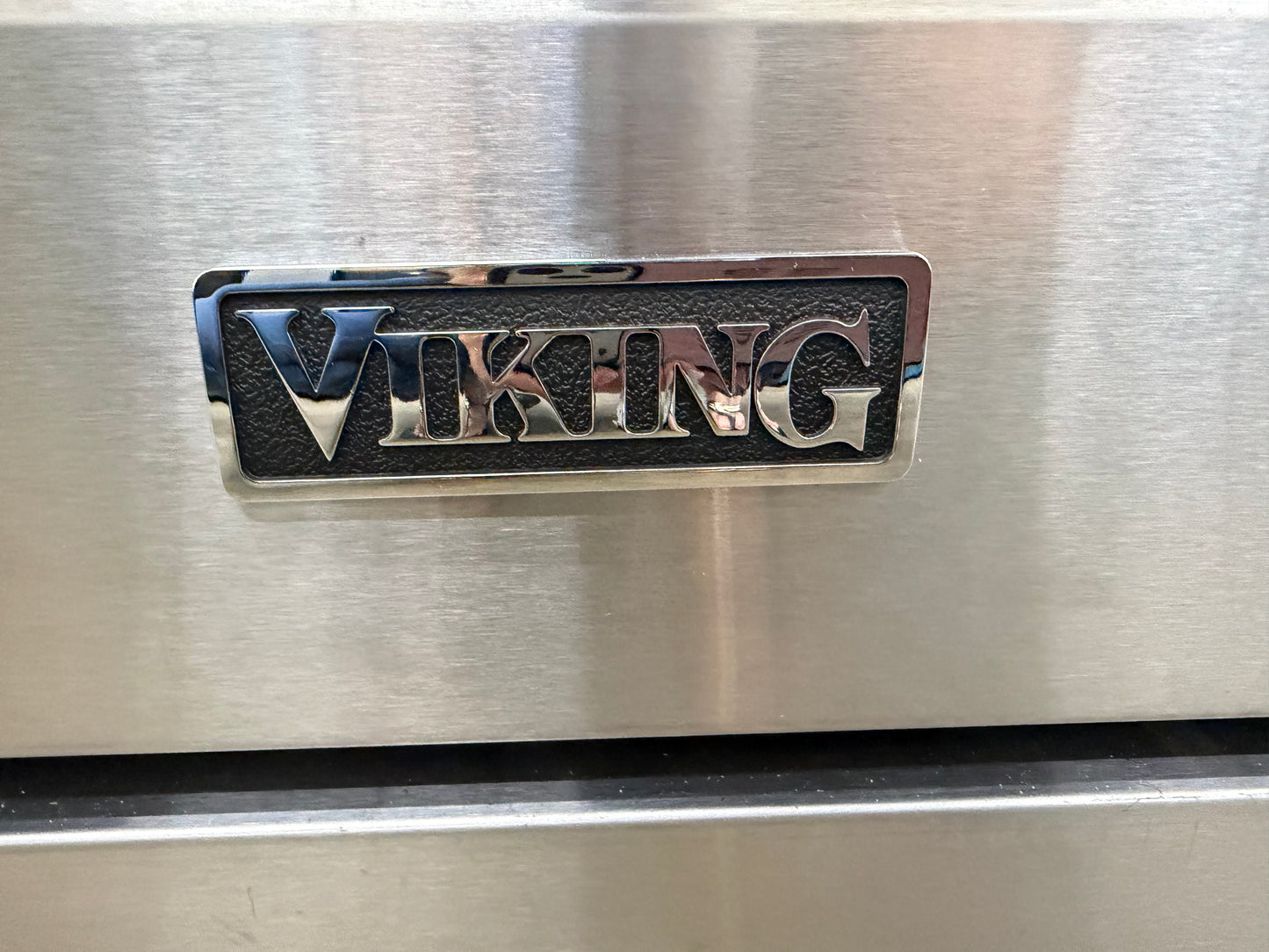 Viking 3 Series  RVDR33025BSSLP
30 Inch Freestanding Dual Fuel Range with 5 Sealed Burners, 4.7 Cu. Ft. Capacity, Continuous Grates, Self-Clean, TruConvection Cooking, Vari-Speed Dual Flow Convection, SureSpark Ignition System and TruGlide Oven