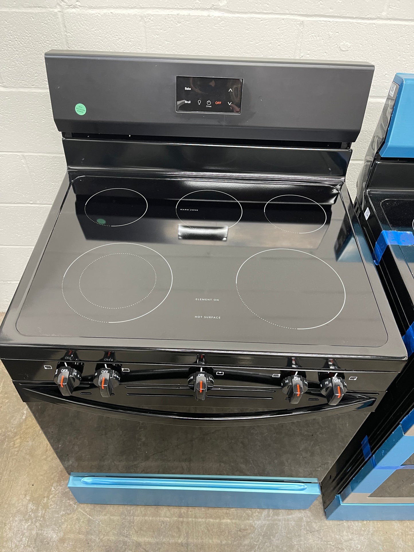 Frigidaire 30 in. 5 Burner Element Freestanding Electric Range in Black with Dual Expandable Element and Quick Boil