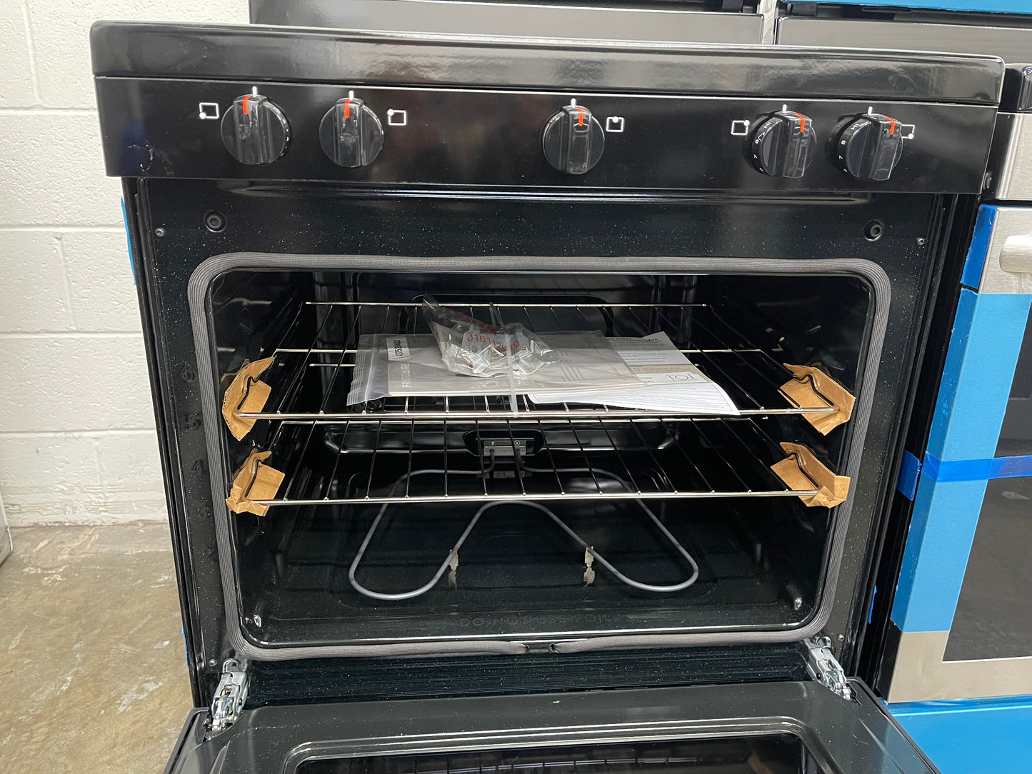 Frigidaire 30 in. 5 Burner Element Freestanding Electric Range in Black with Dual Expandable Element and Quick Boil