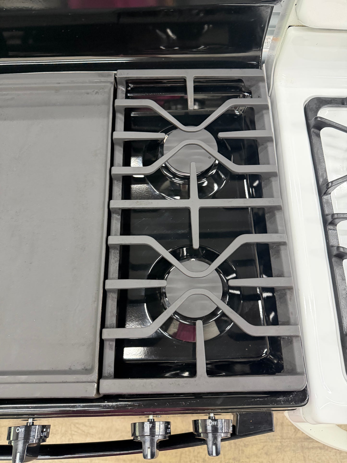 GE 30” Freestanding Gas Range – Model JGBS66DEK4BB