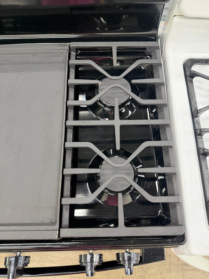 GE 30” Freestanding Gas Range – Model JGBS66DEK4BB