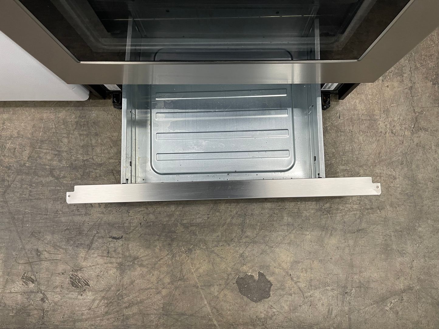 Overview
The Frigidaire FCRG305LAF is a 30-in freestanding gas range with five burners and a 5.0 cu ft capacity oven. It has a stainless steel exterior and a storage drawer. The cooktop features five sealed gas burners, including a 16,000 BTU Quick Boil B