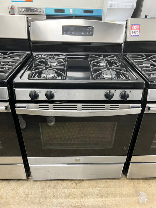 GE 30-in 4 Burners 5-cu ft Self-cleaning Freestanding Natural Gas Range in Stainless Steel-Model #JGB635REK5SS
