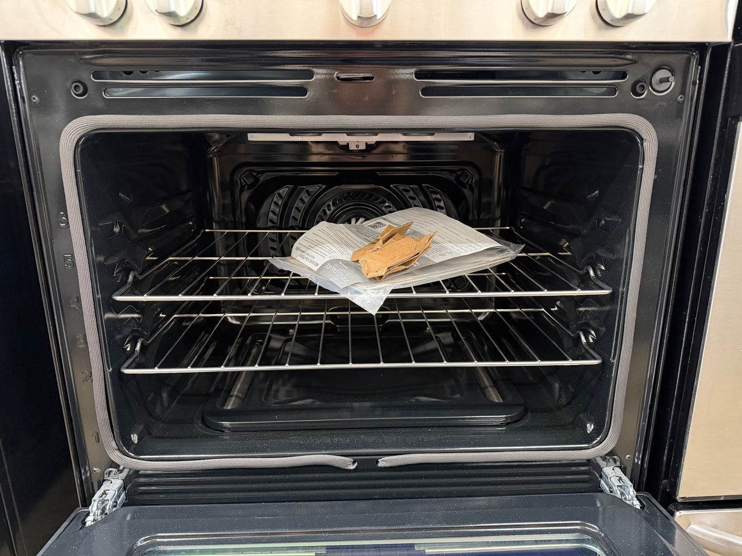 Frigidaire 30-in 5 Burners 5.1-cu ft Air Fry Convection Oven Freestanding Gas Range in Stainless Steel-Model #FCRG3083AS