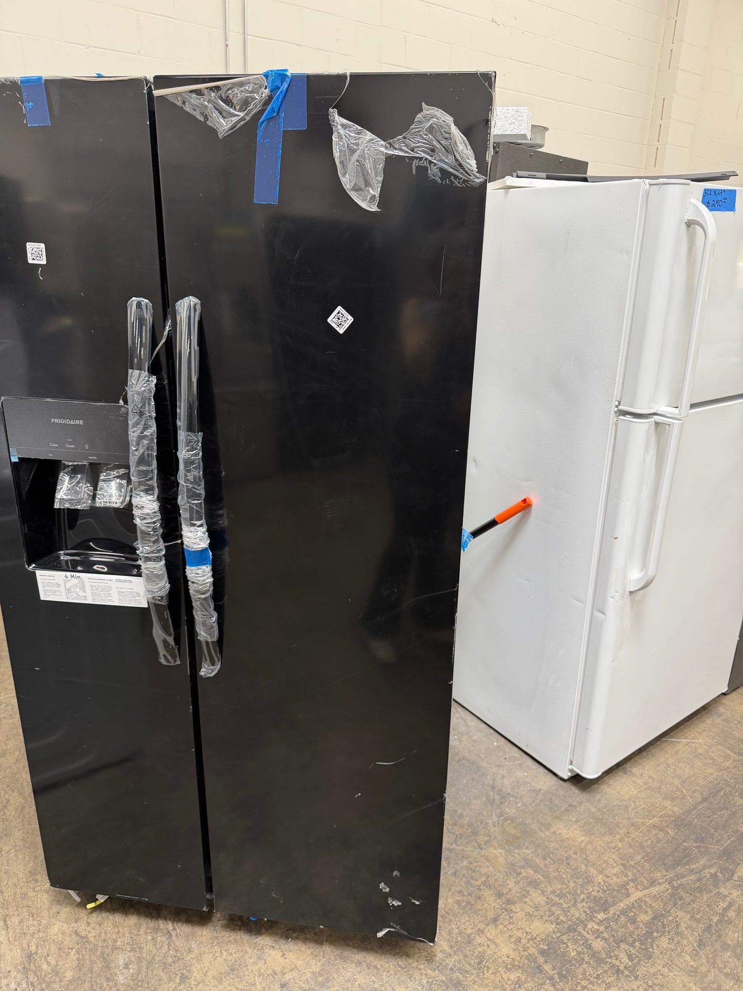 Frigidaire 25.6-cu ft Standard-Depth 36-in Wide Side-by-Side Refrigerator with Ice Maker ,Water and Ice Dispenser ( Black )