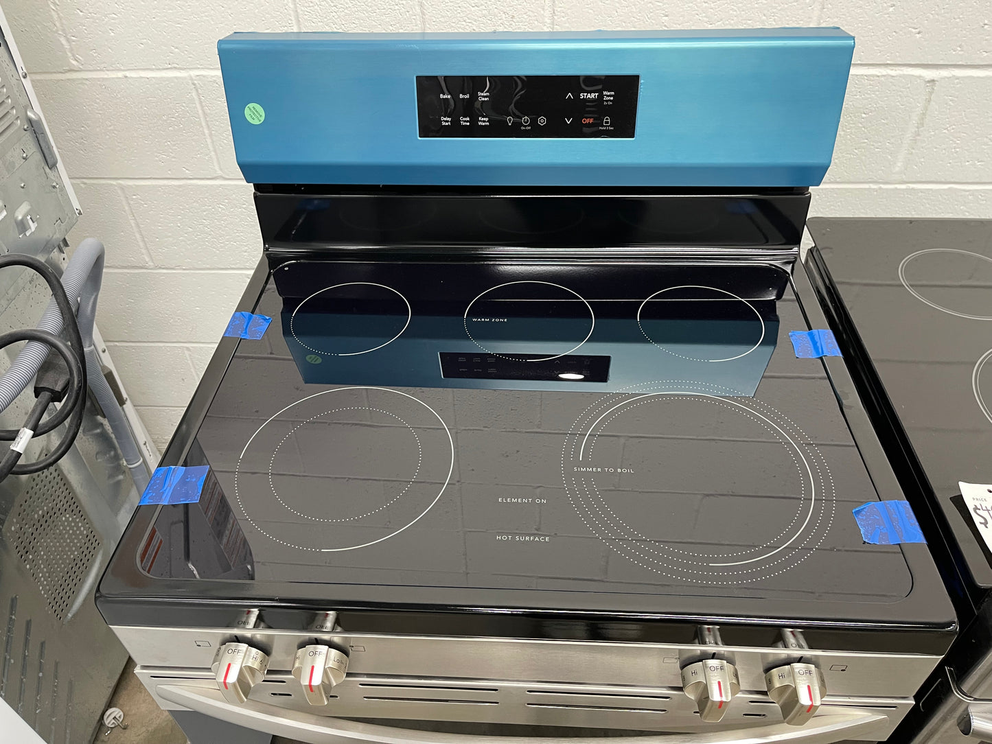 Frigidaire FCRE3062AS
30 Inch Freestanding Electric Range with 5 Elements, 5.3 cu. ft. Capacity