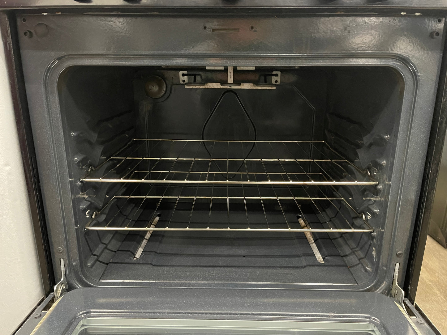 Overview
The Frigidaire FCRG305LAF is a 30-in freestanding gas range with five burners and a 5.0 cu ft capacity oven. It has a stainless steel exterior and a storage drawer. The cooktop features five sealed gas burners, including a 16,000 BTU Quick Boil B