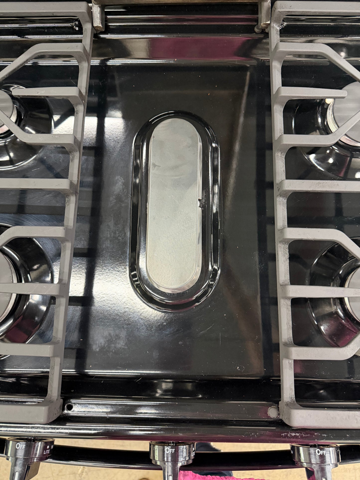 GE 30” Freestanding Gas Range – Model JGBS66DEK4BB