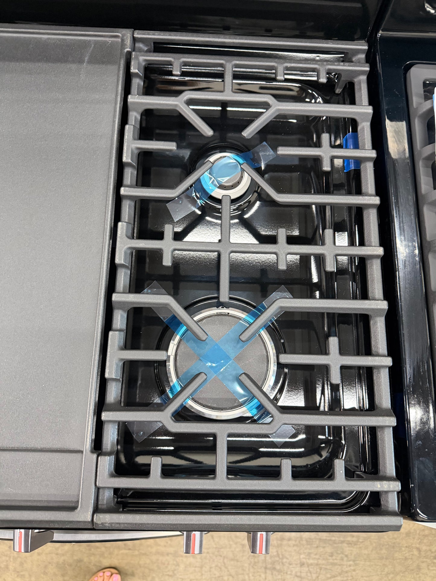Frigidaire Gallery 30 in 5.1 cu-ft Gas Range with No Preheat + Air Fry in Smudge Proof Black Stainless Steel-Model #GCRG3060BDA