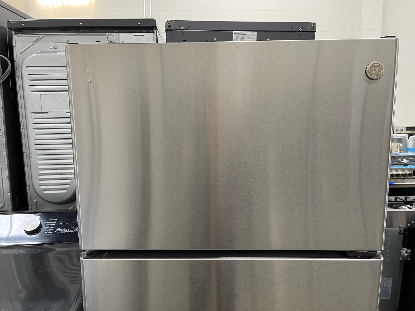 GE  GTS18HYNRFS
28 Inch Top Freezer Refrigerator with 17.5 Cu. Ft. Capacity, Edge-To-Edge Glass Shelves, Sliding Deli Drawer, Gallon Door Bin, Dairy Compartment, LED Lighting, Upfront Temperature Controls, Sabbath Mode, Frost Free, and Icemaker-Ready