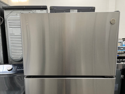 GE  GTS18HYNRFS
28 Inch Top Freezer Refrigerator with 17.5 Cu. Ft. Capacity, Edge-To-Edge Glass Shelves, Sliding Deli Drawer, Gallon Door Bin, Dairy Compartment, LED Lighting, Upfront Temperature Controls, Sabbath Mode, Frost Free, and Icemaker-Ready