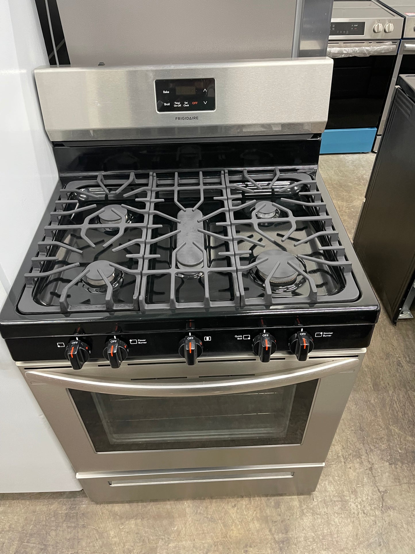 Overview
The Frigidaire FCRG305LAF is a 30-in freestanding gas range with five burners and a 5.0 cu ft capacity oven. It has a stainless steel exterior and a storage drawer. The cooktop features five sealed gas burners, including a 16,000 BTU Quick Boil B