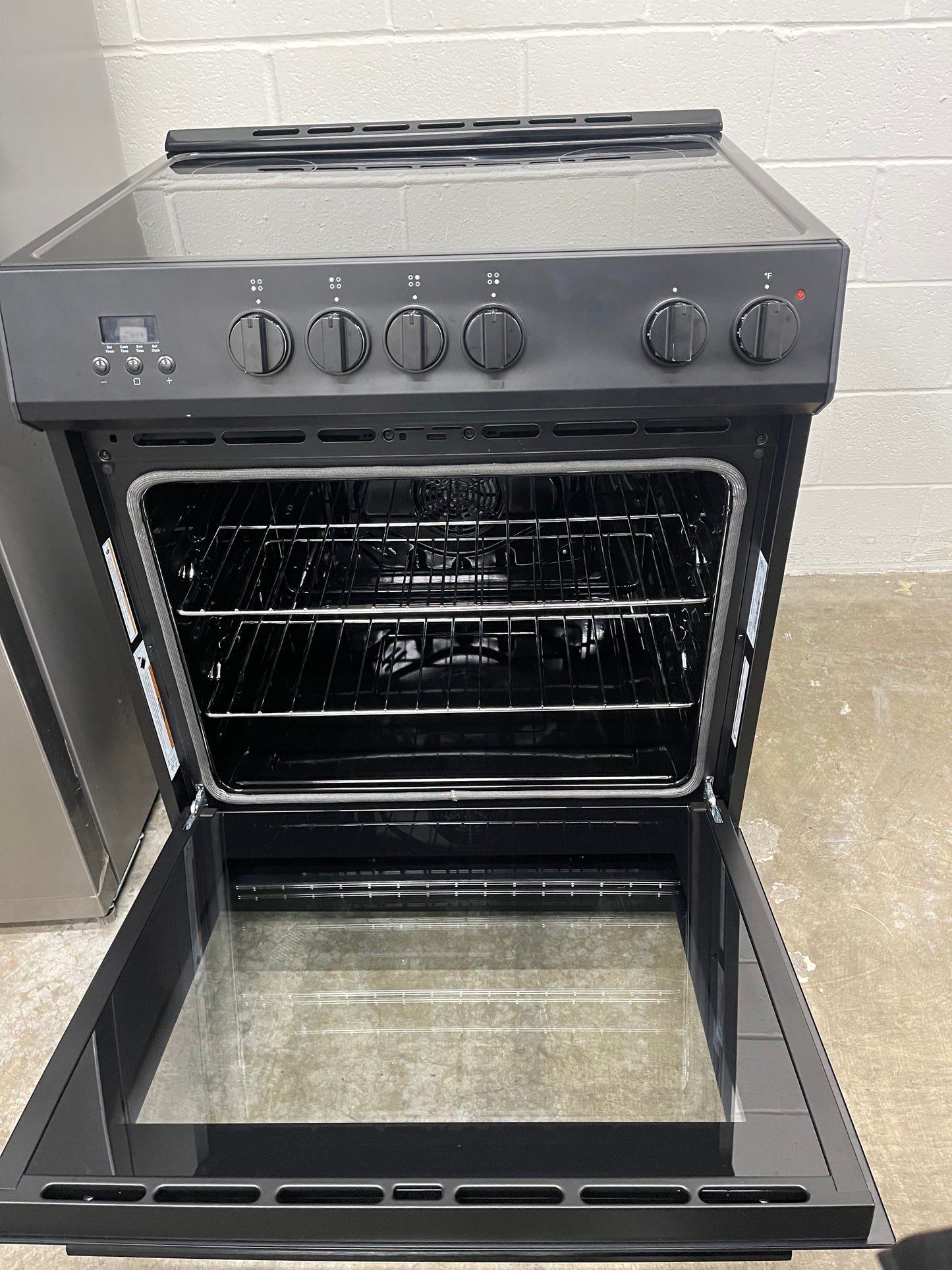 Cosmo 30-in Glass Top 4 burners 5-cu ft Convection Oven Slide-In Electric Range ( Black )
Model #COS-ERD304K-BK