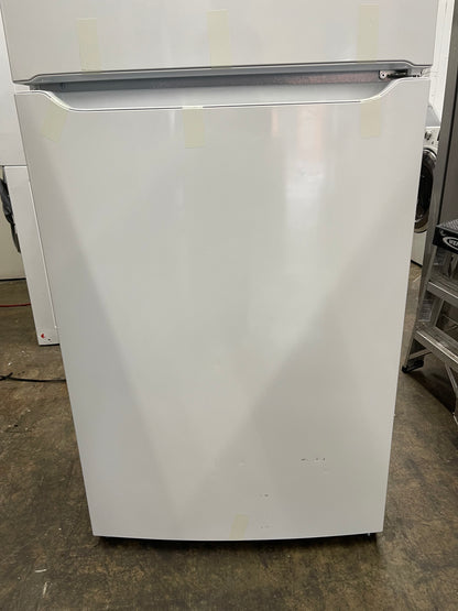 Frigidaire  FFTR1835VW
30 Inch Top Freezer Refrigerator with 18.3 Cu. Ft. Capacity, Adjustable Shelves, Humidity-Controlled Crispers, Half-width Deli Drawer, Gallon Door Bins, Auto-Close Doors, EvenTemp Cooling System, and ADA Compliant: White