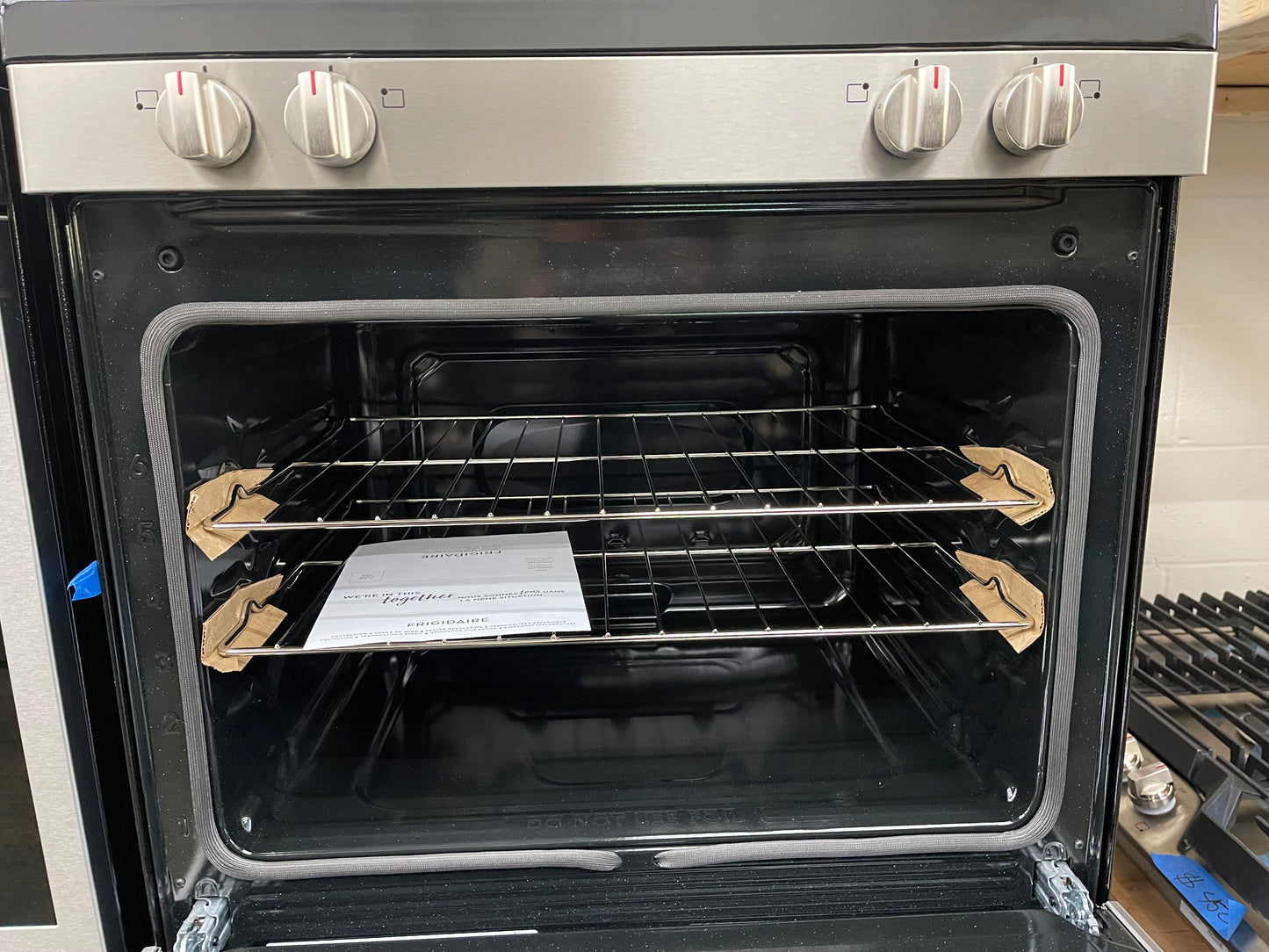 Frigidaire 30-in Glass Top 5 burners 5.3-cu ft Freestanding Electric Range ( Fingerprint Resistant Stainless Steel )
Model #FCRE306LAF