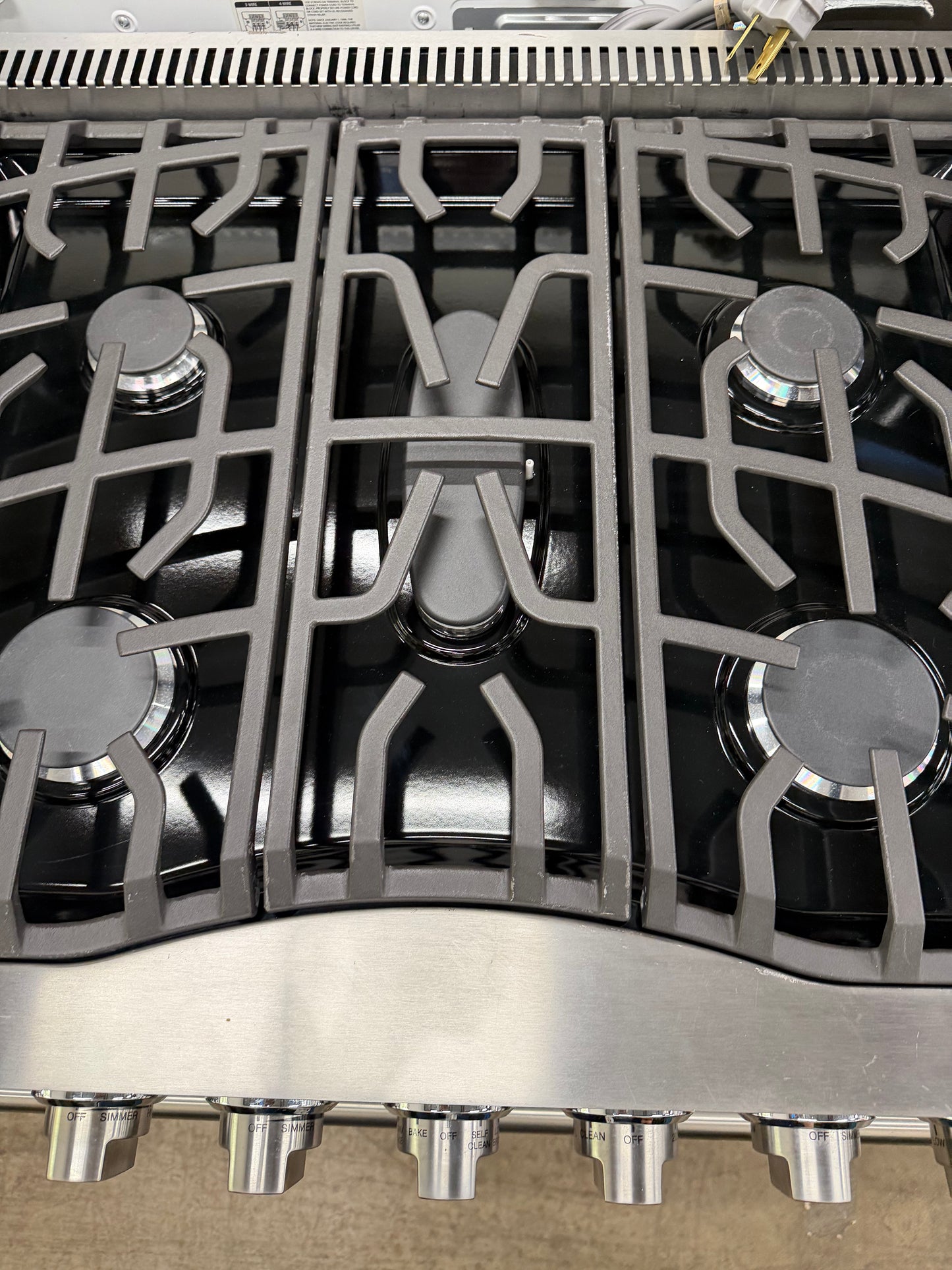 Viking 3 Series  RVDR33025BSSLP
30 Inch Freestanding Dual Fuel Range with 5 Sealed Burners, 4.7 Cu. Ft. Capacity, Continuous Grates, Self-Clean, TruConvection Cooking, Vari-Speed Dual Flow Convection, SureSpark Ignition System and TruGlide Oven