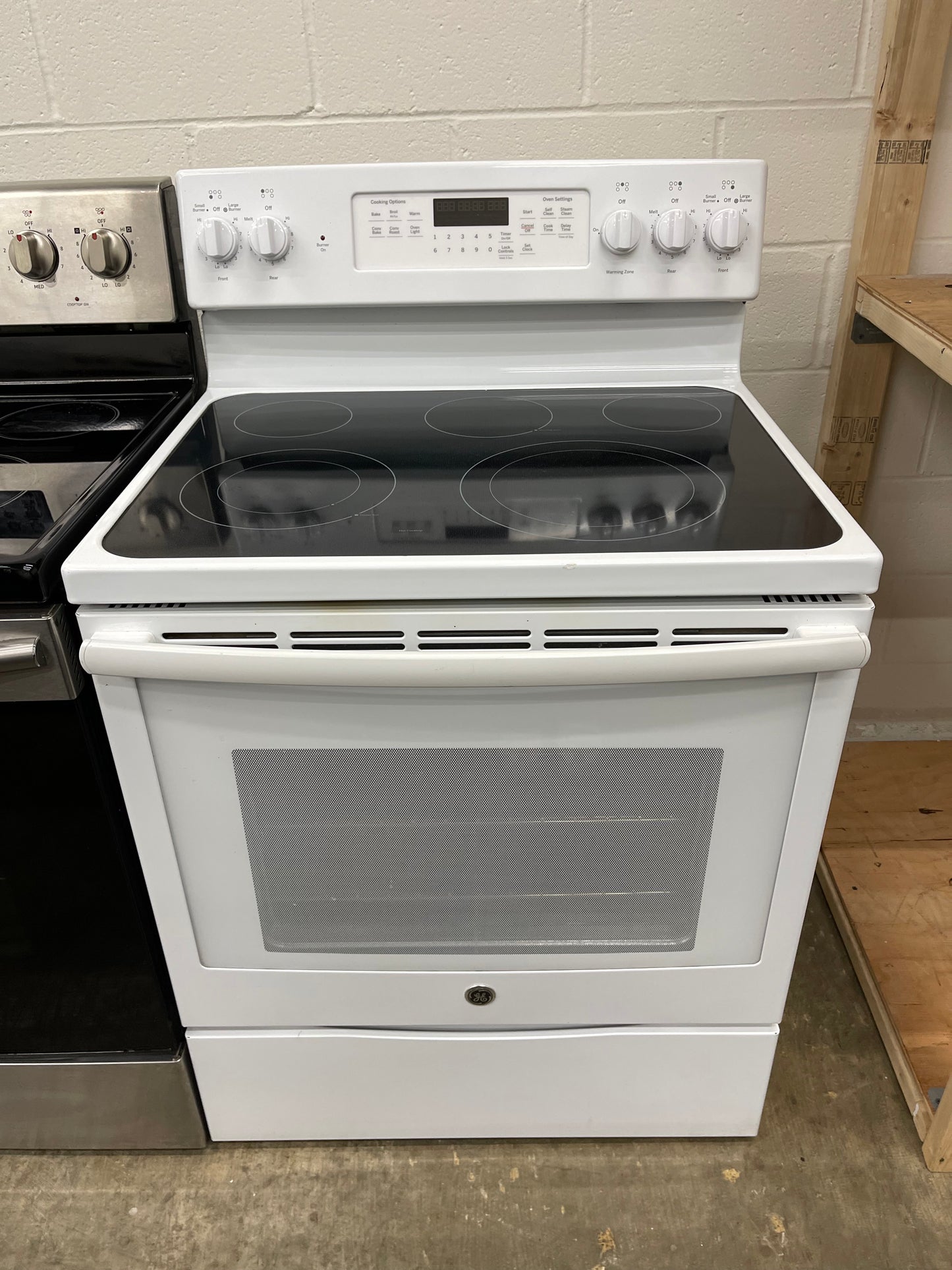 GE  JB750DJWW
30 Inch Freestanding Electric Range with True Convection, Fast Preheat, Power Boil, Warming Zone, Steam Self-Clean and 5 Smoothtop Elements 5.3 cu. ft. Oven: White