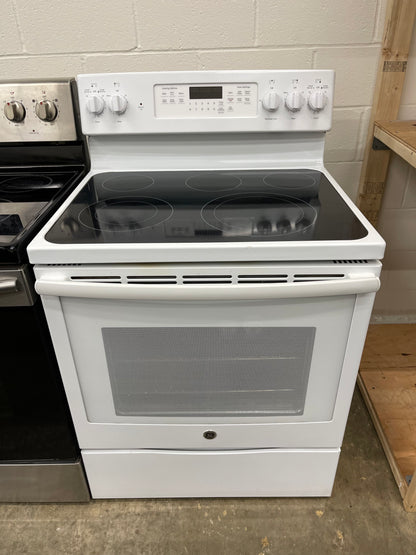 GE  JB750DJWW
30 Inch Freestanding Electric Range with True Convection, Fast Preheat, Power Boil, Warming Zone, Steam Self-Clean and 5 Smoothtop Elements 5.3 cu. ft. Oven: White