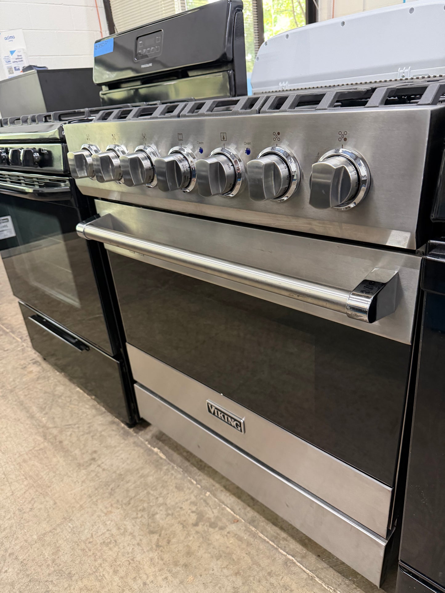 Viking 3 Series  RVDR33025BSSLP
30 Inch Freestanding Dual Fuel Range with 5 Sealed Burners, 4.7 Cu. Ft. Capacity, Continuous Grates, Self-Clean, TruConvection Cooking, Vari-Speed Dual Flow Convection, SureSpark Ignition System and TruGlide Oven