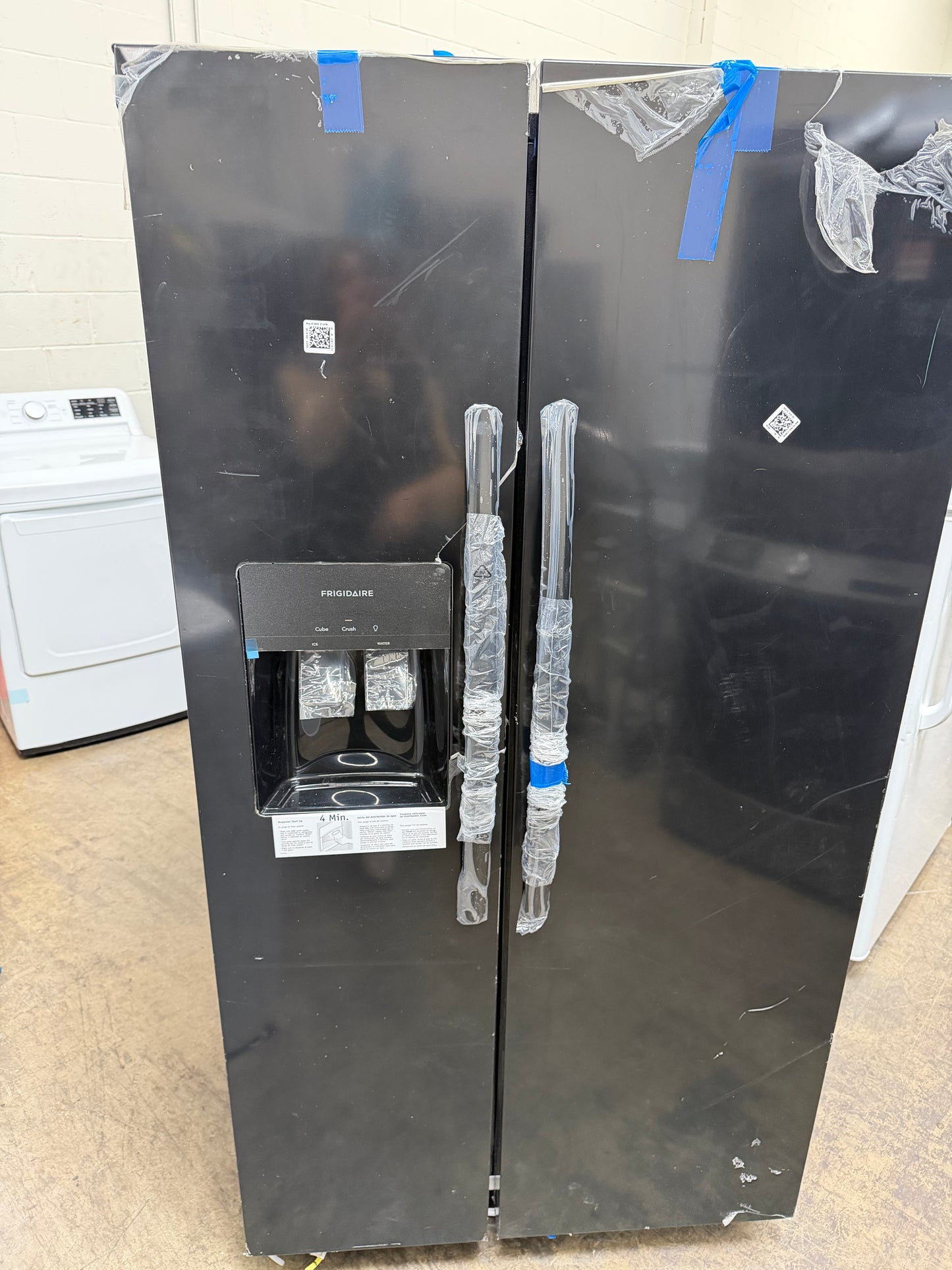 Frigidaire 25.6-cu ft Standard-Depth 36-in Wide Side-by-Side Refrigerator with Ice Maker ,Water and Ice Dispenser ( Black )