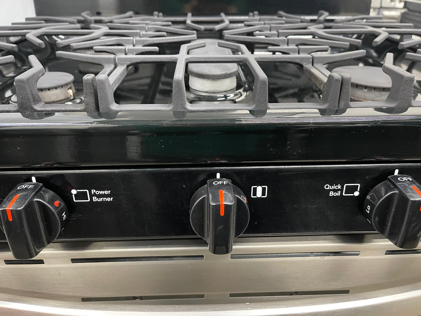 Overview
The Frigidaire FCRG305LAF is a 30-in freestanding gas range with five burners and a 5.0 cu ft capacity oven. It has a stainless steel exterior and a storage drawer. The cooktop features five sealed gas burners, including a 16,000 BTU Quick Boil B