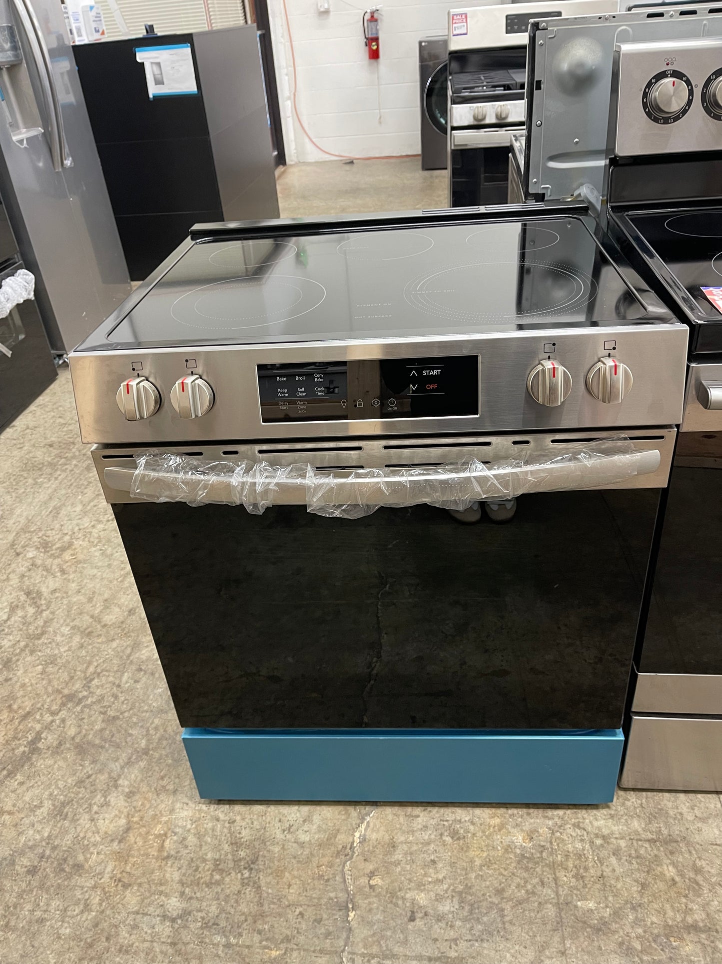 Frigidaire 30-in Glass Top 5 Burners 5.3 cu-ft Slide-In Electric Range in Stainless Steel-Model #FCFE3062AS