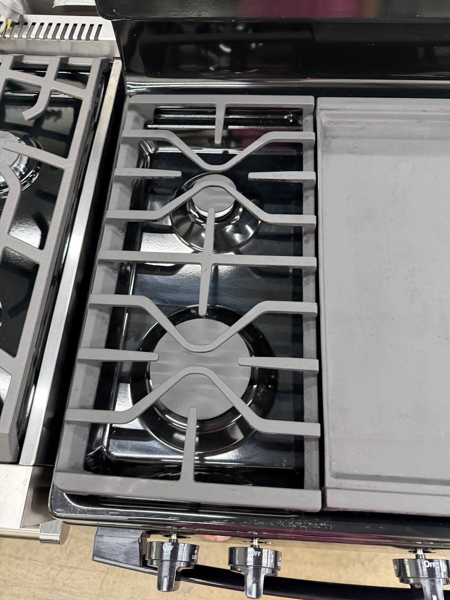 GE 30” Freestanding Gas Range – Model JGBS66DEK4BB
