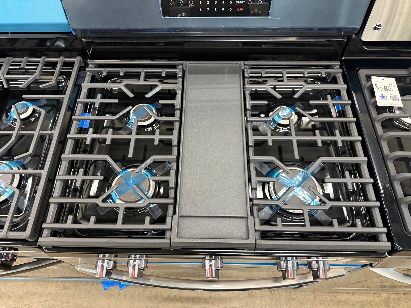 Frigidaire Gallery 30 in 5.1 cu-ft Gas Range with No Preheat + Air Fry in Smudge Proof Black Stainless Steel-Model #GCRG3060BDA