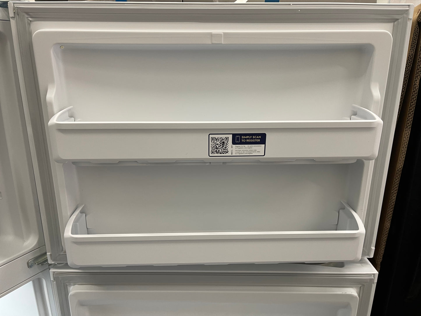 Frigidaire  FFTR1835VW
30 Inch Top Freezer Refrigerator with 18.3 Cu. Ft. Capacity, Adjustable Shelves, Humidity-Controlled Crispers, Half-width Deli Drawer, Gallon Door Bins, Auto-Close Doors, EvenTemp Cooling System, and ADA Compliant: White