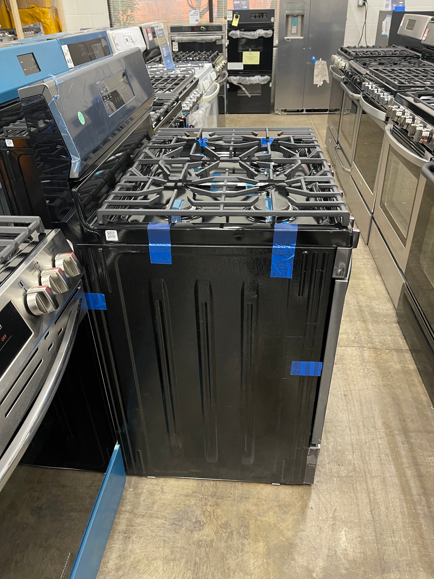 Frigidaire  FCRG3083AD
30 Inch Freestanding Gas Range with 5 Sealed Burners, 5.1 cu. ft. Convection Oven, Quick Boil Burner, Simmer Burner, Storage Drawer, Air Fry, and Self Clean: Black Stainless Steel