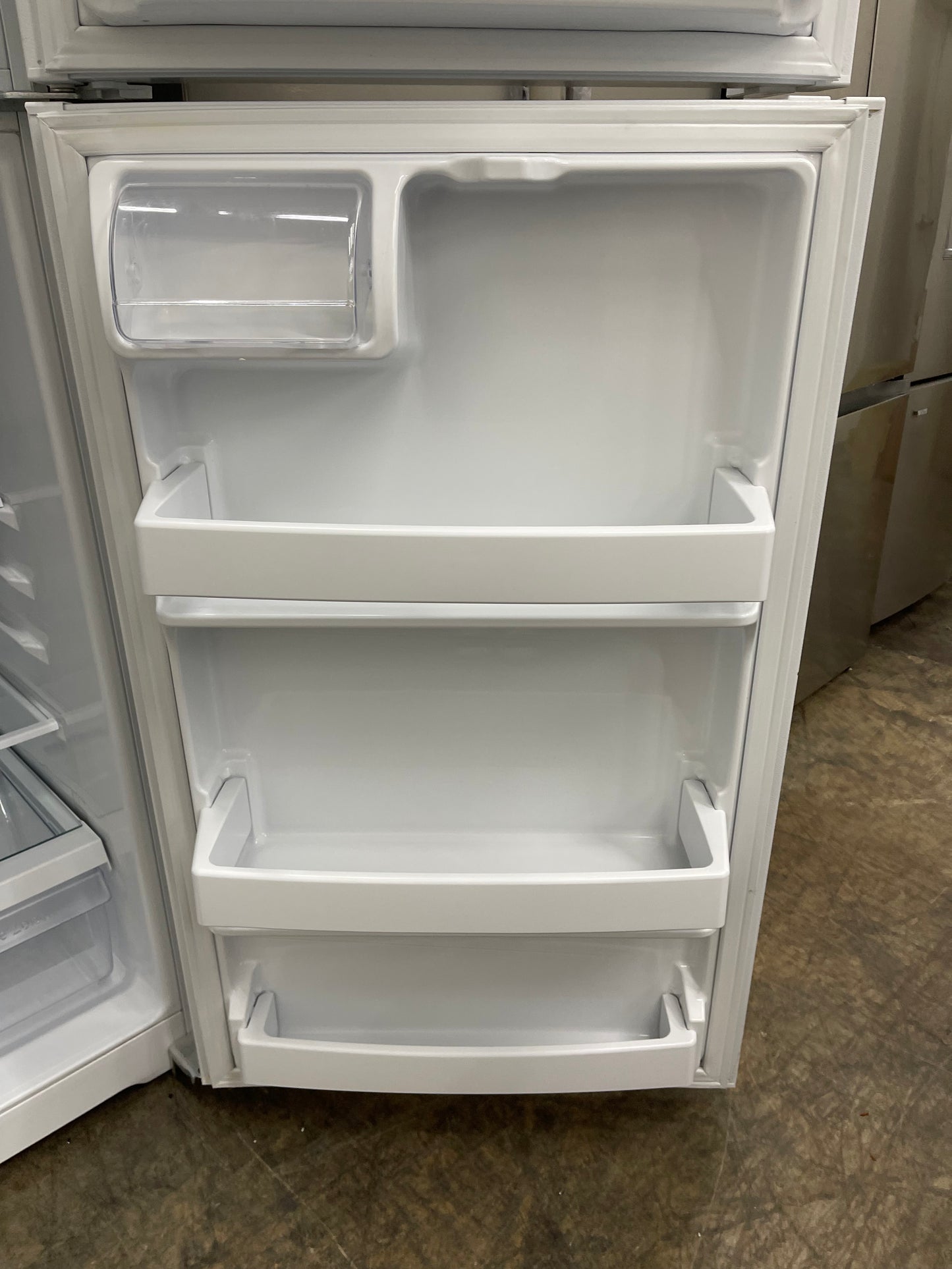 GE  GTS18GTNRWW
28 Inch Top Freezer Refrigerator with 17.5 Cu. Ft. Total Capacity, Adjustable Edge to Edge Glass Shelves, Sliding Deli Drawer, LED Lighting, Spillproof Freezer Floor, Gallon Door Storage, and Sabbath Mode: White