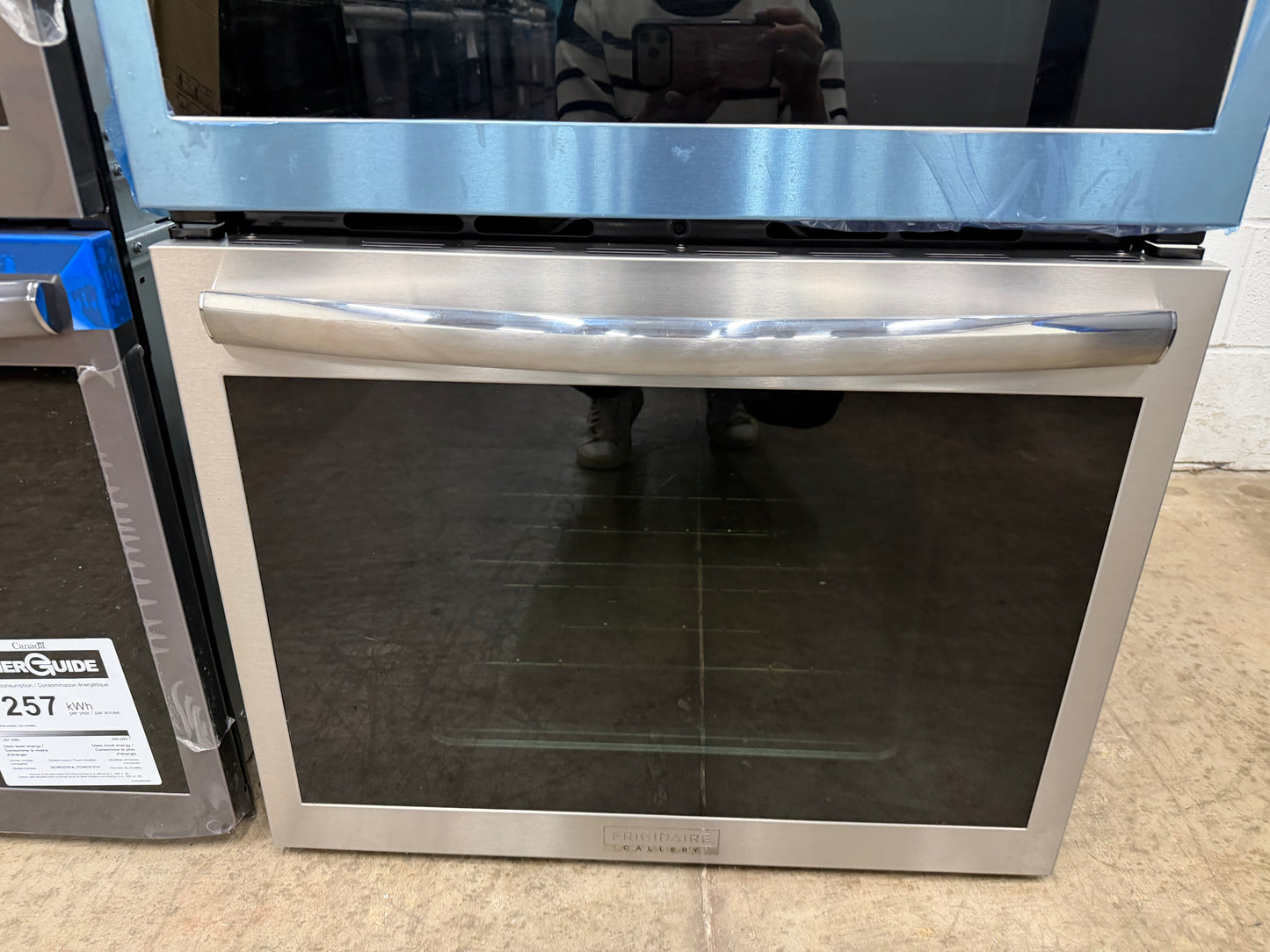 Frigidaire  GCWS2767AF
27 Inch Single Electric Wall Oven with Air Fry, 3.8 Cu.Ft. Capacity, Total Convection, Self Clean, Touch Screen Control Panel, No Pre Heat, Steam Bake, Temperature Probe, Glide Rack, Air Sous Vide, Control Lock, Sabbath Mode